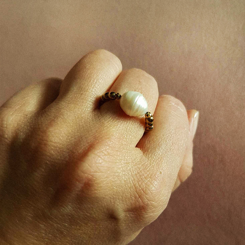 pierścionek z perłą elastyczny