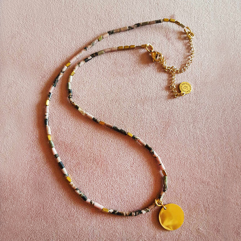 naszyjnik z rodonitu z monetką