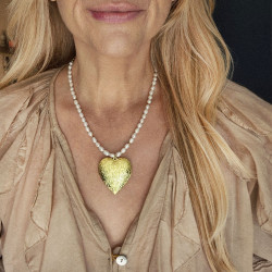 naszyjnik z pereł z dużym sekretnikiem