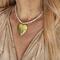 naszyjnik z pereł z dużym sekretnikiem