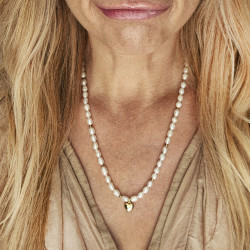 naszyjnik z pereł z malutkim serduszkiem