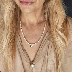 naszyjnik z pereł z malutkim serduszkiem