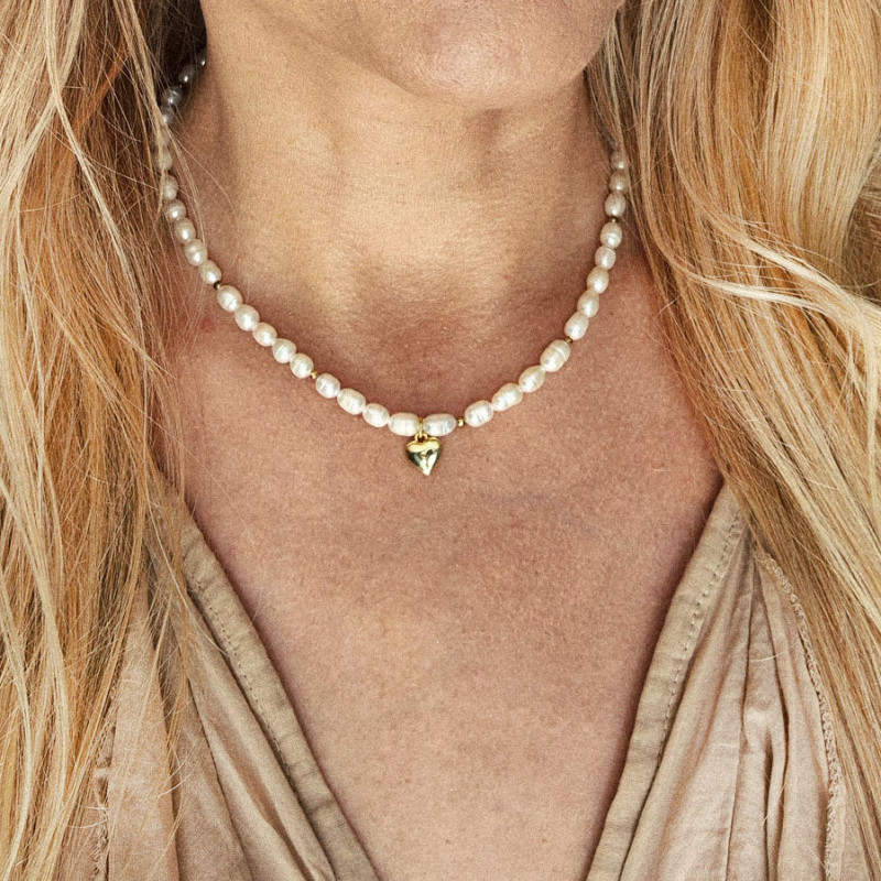 naszyjnik z pereł z malutkim serduszkiem