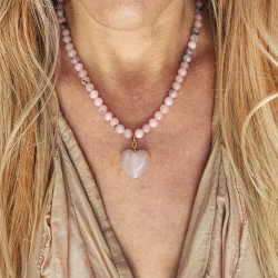 naszyjnik z opalami i sercem z kwarcu różowego