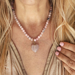 naszyjnik z opalami i sercem z kwarcu różowego