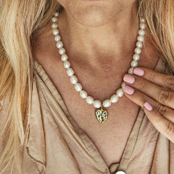 naszyjnik perłowy z młotkowanym sercem