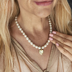 naszyjnik perłowy z młotkowanym sercem