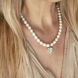 naszyjnik perłowy z młotkowanym sercem