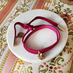 Bransoletka zamszowa z serduszkiem fuksja