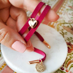 Bransoletka zamszowa z serduszkiem fuksja