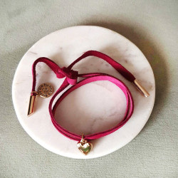 Bransoletka zamszowa z serduszkiem fuksja